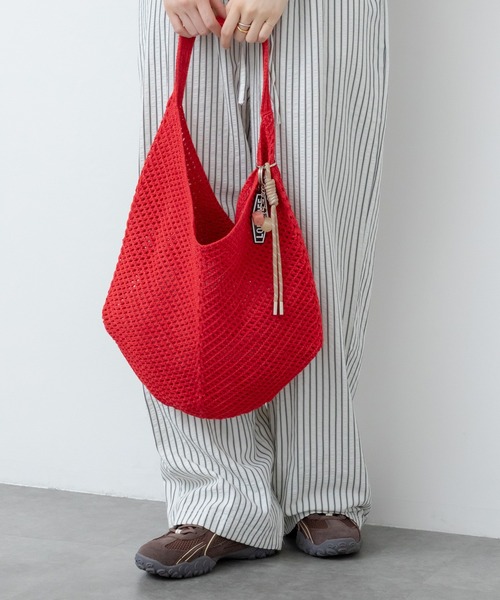 HEILIS(ヘイリス)の「チャーム付きニットメッシュトートバッグ / ニット 編み メッシュ チャーム付き キーホルダー レッド 赤 ブルー アイボリー サブバッグ 夏バッグ 春 肩掛け トート(トートバッグ・レディース・アイボリー/ライトブルー/レッド・FREE)」の12枚目の写真