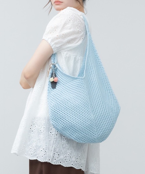 HEILIS(ヘイリス)の「チャーム付きニットメッシュトートバッグ / ニット 編み メッシュ チャーム付き キーホルダー レッド 赤 ブルー アイボリー サブバッグ 夏バッグ 春 肩掛け トート(トートバッグ・レディース・アイボリー/ライトブルー/レッド・FREE)」の16枚目の写真