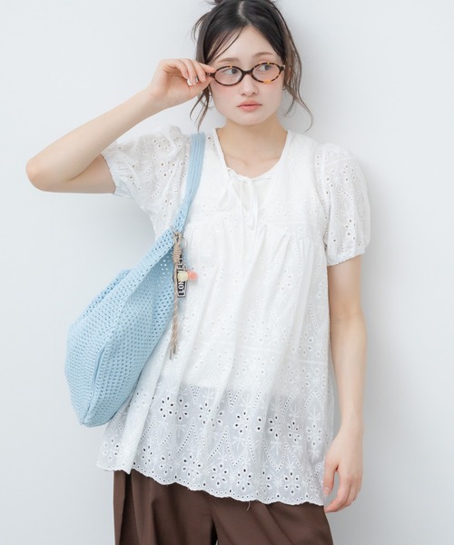 HEILIS(ヘイリス)の「チャーム付きニットメッシュトートバッグ / ニット 編み メッシュ チャーム付き キーホルダー レッド 赤 ブルー アイボリー サブバッグ 夏バッグ 春 肩掛け トート(トートバッグ・レディース・アイボリー/ライトブルー/レッド・FREE)」の17枚目の写真