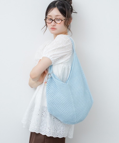 HEILIS(ヘイリス)の「チャーム付きニットメッシュトートバッグ / ニット 編み メッシュ チャーム付き キーホルダー レッド 赤 ブルー アイボリー サブバッグ 夏バッグ 春 肩掛け トート(トートバッグ・レディース・アイボリー/ライトブルー/レッド・FREE)」の18枚目の写真