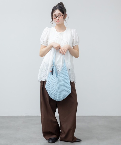 HEILIS(ヘイリス)の「チャーム付きニットメッシュトートバッグ / ニット 編み メッシュ チャーム付き キーホルダー レッド 赤 ブルー アイボリー サブバッグ 夏バッグ 春 肩掛け トート(トートバッグ・レディース・アイボリー/ライトブルー/レッド・FREE)」の19枚目の写真