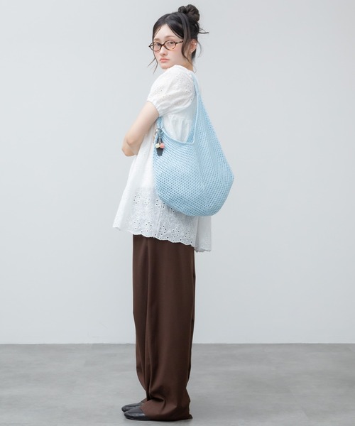 HEILIS(ヘイリス)の「チャーム付きニットメッシュトートバッグ / ニット 編み メッシュ チャーム付き キーホルダー レッド 赤 ブルー アイボリー サブバッグ 夏バッグ 春 肩掛け トート(トートバッグ・レディース・アイボリー/ライトブルー/レッド・FREE)」の21枚目の写真