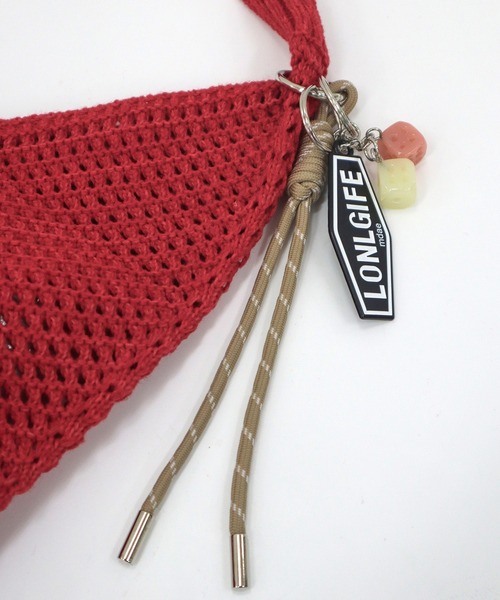 HEILIS(ヘイリス)の「チャーム付きニットメッシュトートバッグ / ニット 編み メッシュ チャーム付き キーホルダー レッド 赤 ブルー アイボリー サブバッグ 夏バッグ 春 肩掛け トート(トートバッグ・レディース・アイボリー/ライトブルー/レッド・FREE)」の6枚目の写真