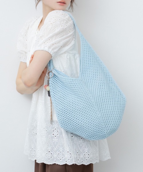 HEILIS(ヘイリス)の「チャーム付きニットメッシュトートバッグ / ニット 編み メッシュ チャーム付き キーホルダー レッド 赤 ブルー アイボリー サブバッグ 夏バッグ 春 肩掛け トート(トートバッグ・レディース・アイボリー/ライトブルー/レッド・FREE)」の15枚目の写真