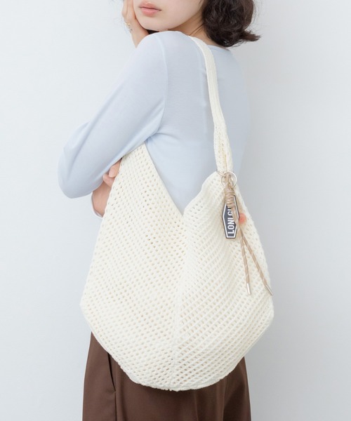 HEILIS(ヘイリス)の「チャーム付きニットメッシュトートバッグ / ニット 編み メッシュ チャーム付き キーホルダー レッド 赤 ブルー アイボリー サブバッグ 夏バッグ 春 肩掛け トート(トートバッグ・レディース・アイボリー/ライトブルー/レッド・FREE)」の22枚目の写真