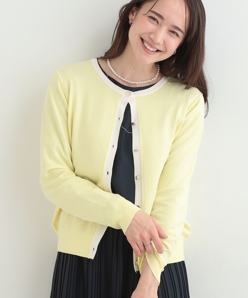 SHOO・LA・RUE（シューラルー）の「【洗濯機可/S-LL/アンサンブル可】パールボタンが上品　配色カーディガン（カーディガン/ボレロ・レディース・ライトイエロー系5/ライトグレー系4/ネイビー系4/ブルー系9・04/02/01/03）」の4枚目の写真