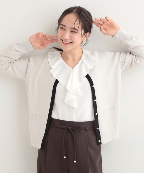 SHOO・LA・RUE(シューラルー)の「【洗濯機可/S-LL/アンサンブル可】パールボタンが上品 華やぎ配色カーディガン(カーディガン/ボレロ・レディース・ライトイエロー系5/ライトグレー系4/ネイビー系4/ブルー系9・04/02/01/03)」の5枚目の写真