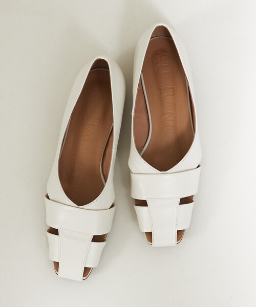 Au BANNISTER（オゥバニスター）の「【ロングセラー】グルカモチーフフラットパンプス（パンプス・レディース・ブラック/アイボリー/シルバー・40/38/39/37/36）」の2枚目の写真