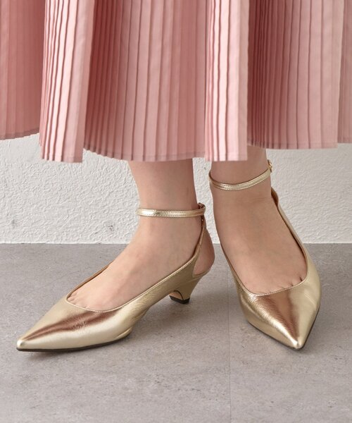 La boutique BonBon（ラブティックボンボン）の「ポインテッドストラップサンダル（サンダル・レディース・ブラック/ゴールド・23.5cm/23cm/24.5cm/24cm）」の2枚目の写真