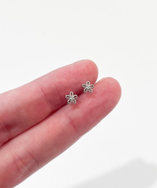 yu-ka(ユーカ)の「YU-KA:フラワーミニピアス Flower Mini Earrings(ピアス(両耳用)・レディース・シルバー/ゴールド・FREE)」の1枚目の写真