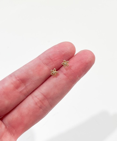 yu-ka(ユーカ)の「YU-KA:フラワーミニピアス Flower Mini Earrings(ピアス(両耳用)・レディース・シルバー/ゴールド・FREE)」の2枚目の写真