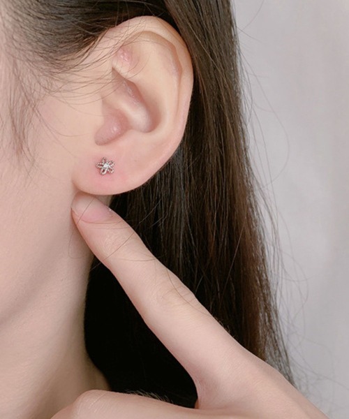 yu-ka(ユーカ)の「YU-KA:フラワーミニピアス Flower Mini Earrings(ピアス(両耳用)・レディース・シルバー/ゴールド・FREE)」の8枚目の写真