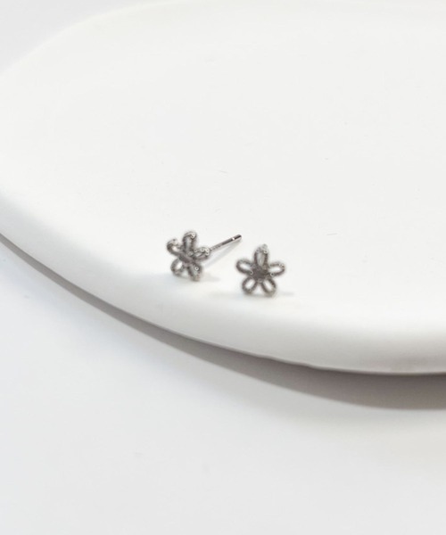 yu-ka(ユーカ)の「YU-KA:フラワーミニピアス Flower Mini Earrings(ピアス(両耳用)・レディース・シルバー/ゴールド・FREE)」の7枚目の写真