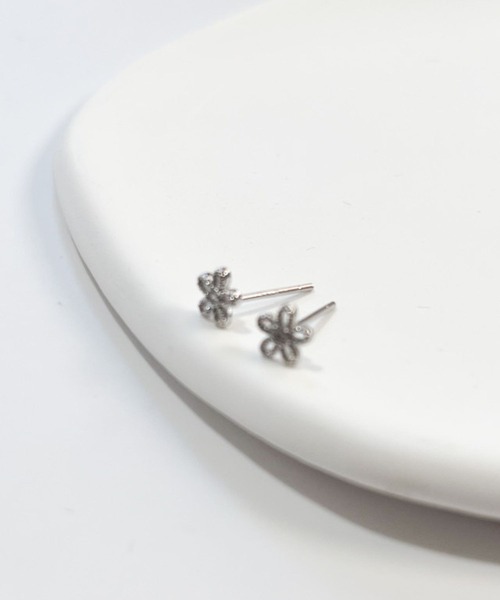 yu-ka(ユーカ)の「YU-KA:フラワーミニピアス Flower Mini Earrings(ピアス(両耳用)・レディース・シルバー/ゴールド・FREE)」の6枚目の写真