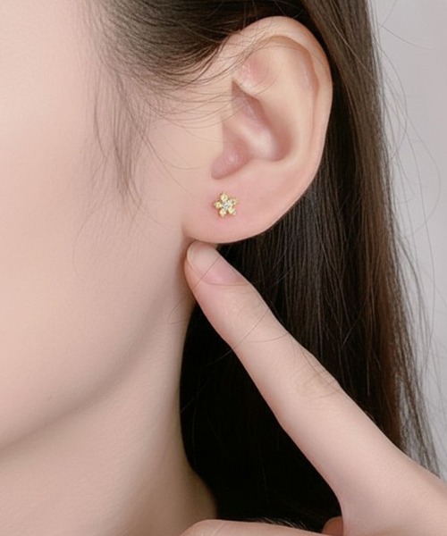 yu-ka(ユーカ)の「YU-KA:フラワーミニピアス Flower Mini Earrings(ピアス(両耳用)・レディース・シルバー/ゴールド・FREE)」の5枚目の写真