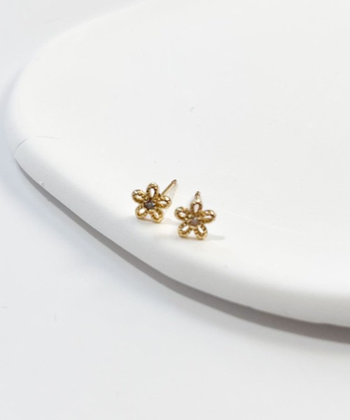 yu-ka(ユーカ)の「YU-KA:フラワーミニピアス Flower Mini Earrings(ピアス(両耳用)・レディース・シルバー/ゴールド・FREE)」の4枚目の写真