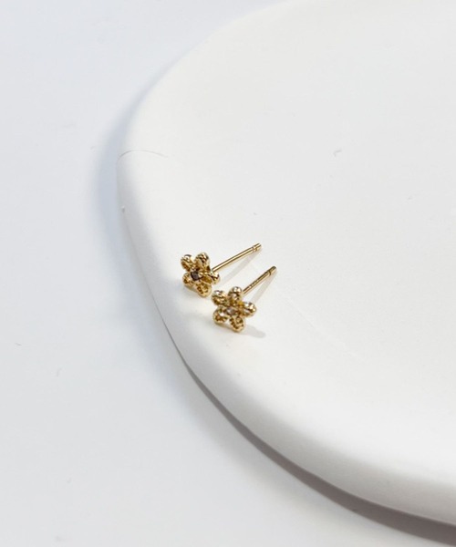 yu-ka(ユーカ)の「YU-KA:フラワーミニピアス Flower Mini Earrings(ピアス(両耳用)・レディース・シルバー/ゴールド・FREE)」の3枚目の写真