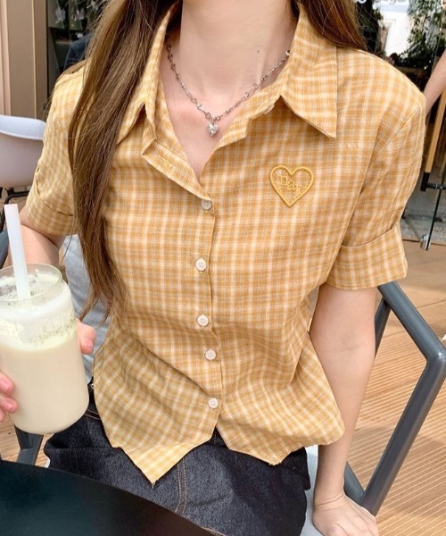 Teem Store(チームストア)の「刺繍ロゴチェック柄サイドギャザー半袖シャツ(シャツ/ブラウス・レディース・イエロー/ブルー・M/S)」の2枚目の写真