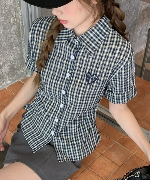 Teem Store(チームストア)の「刺繍ロゴチェック柄サイドギャザー半袖シャツ(シャツ/ブラウス・レディース・イエロー/ブルー・M/S)」の1枚目の写真