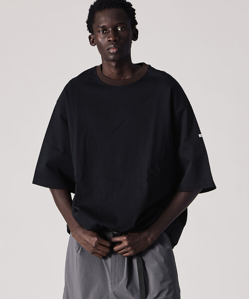 ORCIVAL（オーシバル）の「ORCIVAL | マーセライズ ワイドクルーネック 半袖 プルオーバー MEN（Tシャツ/カットソー・メンズ・ベージュ/ブラック系その他/ブラック系その他2/ブラック・4/5）」の2枚目の写真