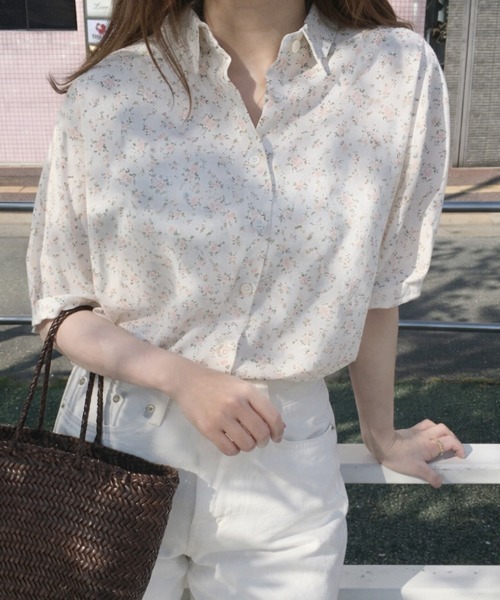 mielu(ミエル)の「小花柄5分袖ブラウス(シャツ/ブラウス・レディース・ブルー/ピンク・LARGE/MEDIUM)」の1枚目の写真