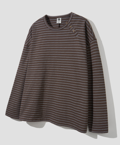 AGOD（エージーオーディー）の「サイドボタンヘンリーネックストライプロングスリーブ[ブラウン]（Tシャツ/カットソー・レディース・その他・SMALL/MEDIUM/LARGE）」の4枚目の写真