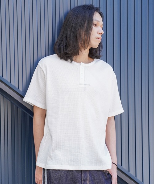 ATELANE（アテレーン）の「ATELANE /ワッフルヘンリーネック/コンパクトサイズ（Tシャツ/カットソー・メンズ・グレー・MEDIUM/X-LARGE）」の4枚目の写真