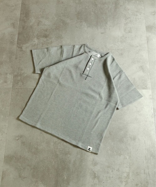 ATELANE（アテレーン）の「ATELANE /ワッフルヘンリーネック/コンパクトサイズ（Tシャツ/カットソー・メンズ・グレー・MEDIUM/X-LARGE）」の9枚目の写真
