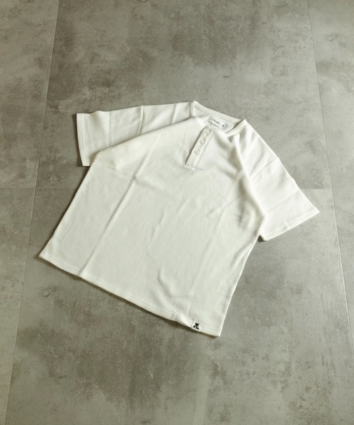 ATELANE（アテレーン）の「ATELANE /ワッフルヘンリーネック/コンパクトサイズ（Tシャツ/カットソー・メンズ・グレー・MEDIUM/X-LARGE）」の8枚目の写真