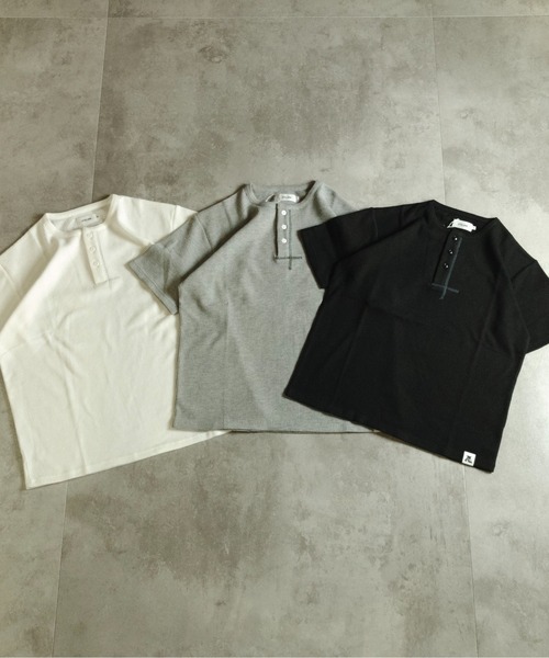 ATELANE（アテレーン）の「ATELANE /ワッフルヘンリーネック/コンパクトサイズ（Tシャツ/カットソー・メンズ・グレー・MEDIUM/X-LARGE）」の10枚目の写真