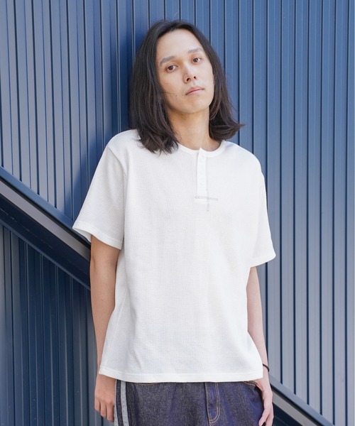 ATELANE（アテレーン）の「ATELANE /ワッフルヘンリーネック/コンパクトサイズ（Tシャツ/カットソー・メンズ・グレー・MEDIUM/X-LARGE）」の3枚目の写真