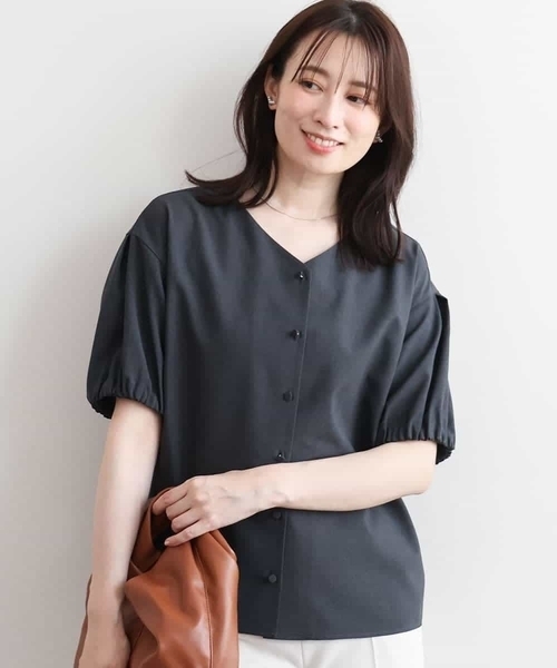 OFUON le MK（オフオンルエムケー）の「パフスリーブVネックブラウス/UVカット/洗濯機で洗える/WEB限定サイズあり/セットアップ対応可（シャツ/ブラウス・レディース・ライトブルー/ダークグレー・40/38/36）」の2枚目の写真