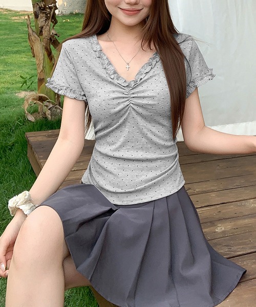 2ly2(トゥーリートゥー)の「ドット柄フリルVネックシャーリング半袖トップス レディース カットソー(Tシャツ/カットソー・レディース・ベージュ/ホワイト/グレー・FREE)」の9枚目の写真