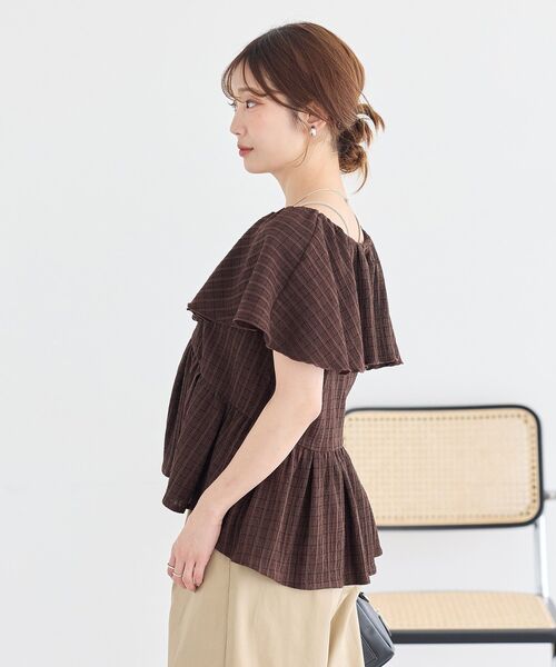 earth music&ecology(アースミュージックアンドエコロジー)の「チェックラッフルカラーペプラムカットブラウス(シャツ/ブラウス・レディース・ブラウン系その他4・FREE)」の2枚目の写真