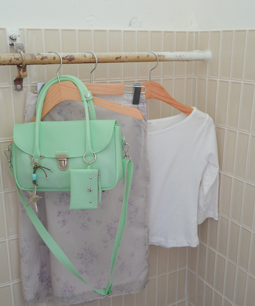 OMNIPOTENT(オムニポテント)の「Candy Jelly Cross Bag & Card Wallet _4Colors(トートバッグ・レディース・ミント/ブラック/ホワイト/ライトブルー・FREE)」の6枚目の写真