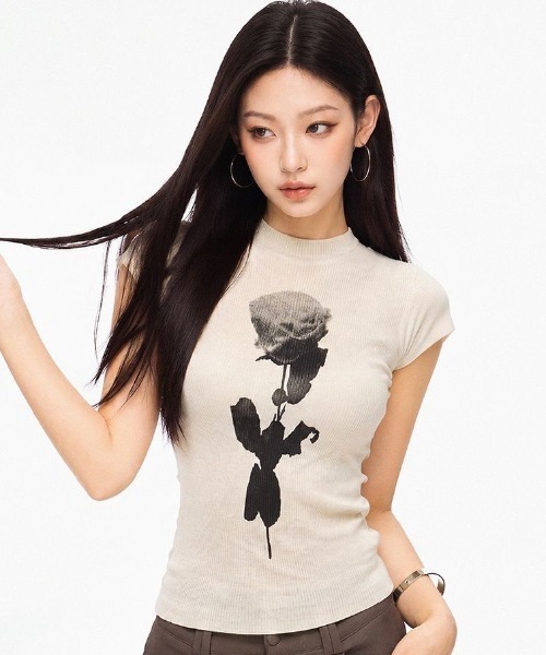 AVYL（アヴィル）の「ローズプリント リブニットコンパクトTシャツ（Tシャツ/カットソー・レディース・ブラック/ホワイト・M）」の2枚目の写真