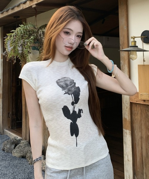 AVYL（アヴィル）の「ローズプリント リブニットコンパクトTシャツ（Tシャツ/カットソー・レディース・ブラック/ホワイト・M）」の4枚目の写真