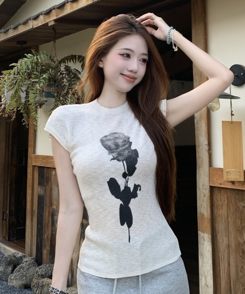 AVYL（アヴィル）の「ローズプリント リブニットコンパクトTシャツ（Tシャツ/カットソー・レディース・ブラック/ホワイト・M）」の11枚目の写真
