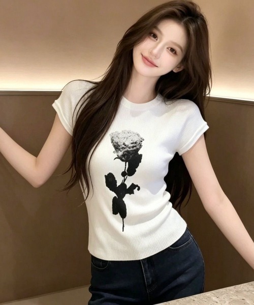 AVYL（アヴィル）の「ローズプリント リブニットコンパクトTシャツ（Tシャツ/カットソー・レディース・ブラック/ホワイト・M）」の13枚目の写真