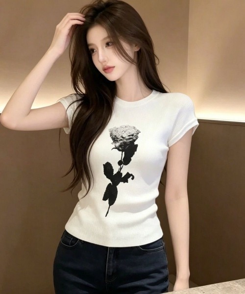 AVYL（アヴィル）の「ローズプリント リブニットコンパクトTシャツ（Tシャツ/カットソー・レディース・ブラック/ホワイト・M）」の14枚目の写真