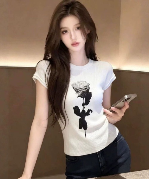 AVYL（アヴィル）の「ローズプリント リブニットコンパクトTシャツ（Tシャツ/カットソー・レディース・ブラック/ホワイト・M）」の19枚目の写真