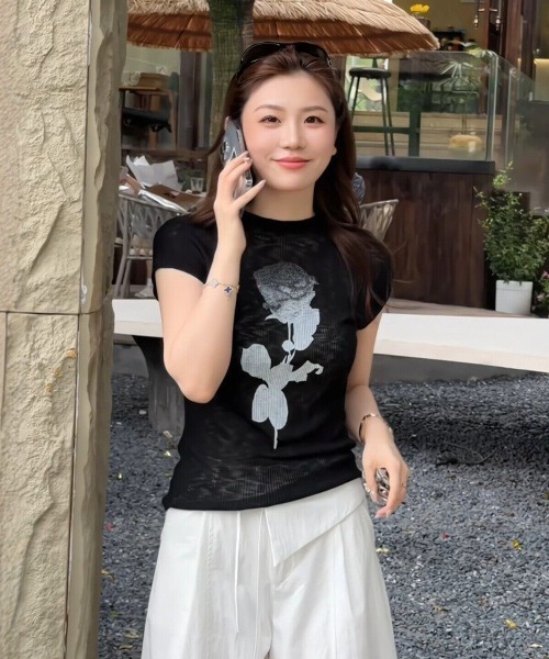 AVYL（アヴィル）の「ローズプリント リブニットコンパクトTシャツ（Tシャツ/カットソー・レディース・ブラック/ホワイト・M）」の8枚目の写真
