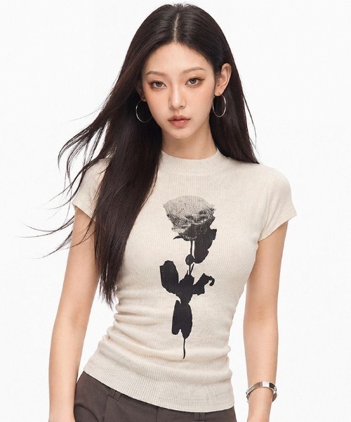 AVYL（アヴィル）の「ローズプリント リブニットコンパクトTシャツ（Tシャツ/カットソー・レディース・ブラック/ホワイト・M）」の16枚目の写真