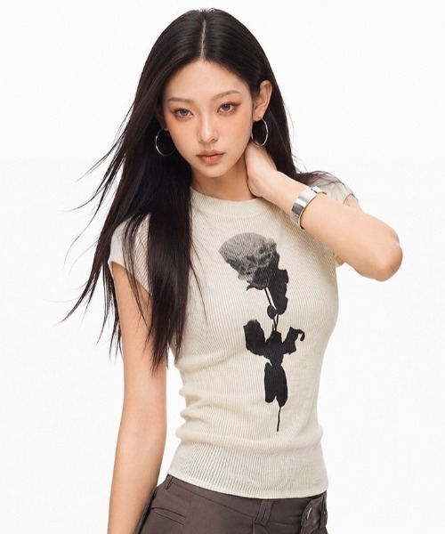 AVYL（アヴィル）の「ローズプリント リブニットコンパクトTシャツ（Tシャツ/カットソー・レディース・ブラック/ホワイト・M）」の6枚目の写真