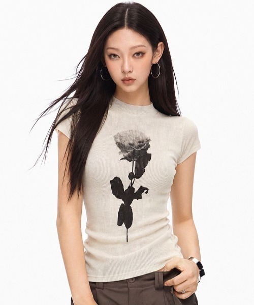 AVYL（アヴィル）の「ローズプリント リブニットコンパクトTシャツ（Tシャツ/カットソー・レディース・ブラック/ホワイト・M）」の7枚目の写真