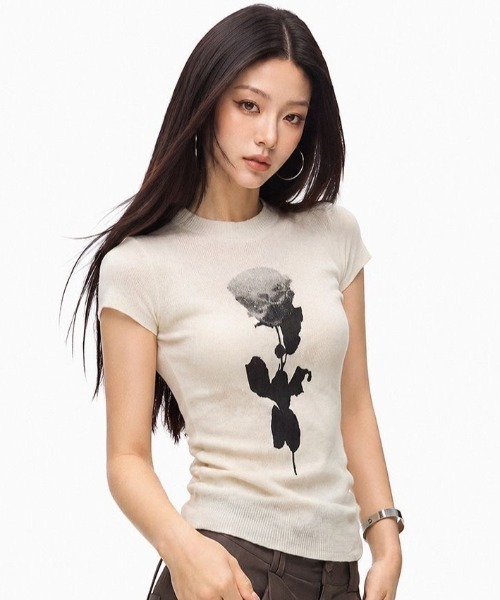 AVYL（アヴィル）の「ローズプリント リブニットコンパクトTシャツ（Tシャツ/カットソー・レディース・ブラック/ホワイト・M）」の15枚目の写真