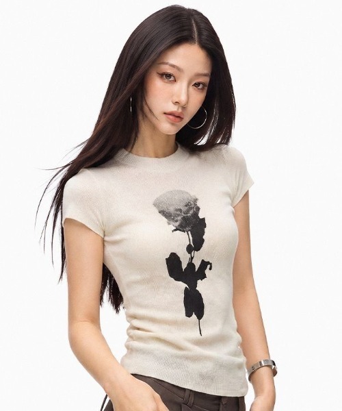 AVYL（アヴィル）の「ローズプリント リブニットコンパクトTシャツ（Tシャツ/カットソー・レディース・ブラック/ホワイト・M）」の17枚目の写真