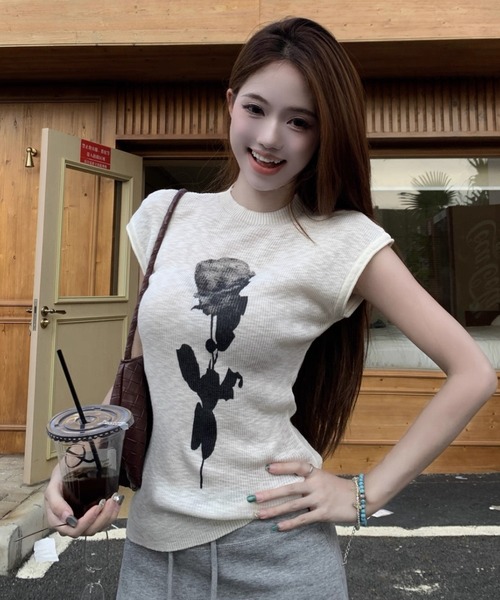 AVYL（アヴィル）の「ローズプリント リブニットコンパクトTシャツ（Tシャツ/カットソー・レディース・ブラック/ホワイト・M）」の20枚目の写真