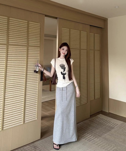 AVYL（アヴィル）の「ローズプリント リブニットコンパクトTシャツ（Tシャツ/カットソー・レディース・ブラック/ホワイト・M）」の21枚目の写真