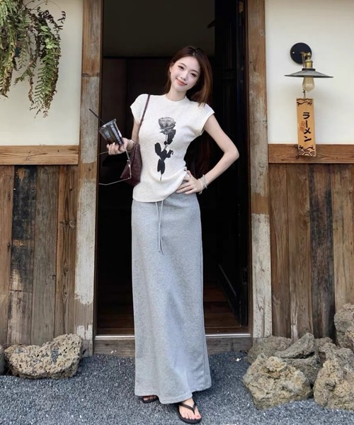 AVYL（アヴィル）の「ローズプリント リブニットコンパクトTシャツ（Tシャツ/カットソー・レディース・ブラック/ホワイト・M）」の22枚目の写真